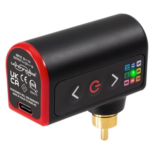 Fuente de alimentación Fk Irons Lightning Bolt negra y roja con carcasa de aluminio sobre fondo blanco