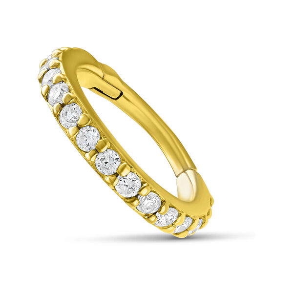 Aro de oro con diamantes claros sobre fondo blanco