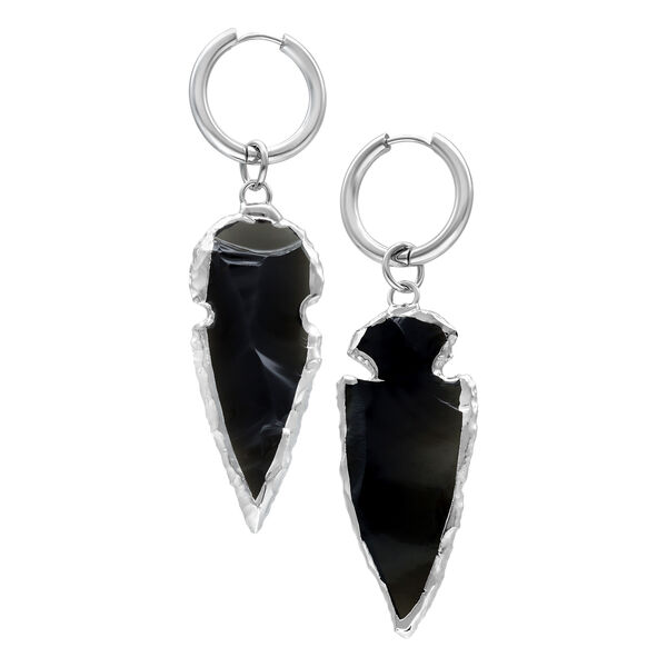 Dos aretes plateados con colgante de color obsidiana sobre fondo blanco