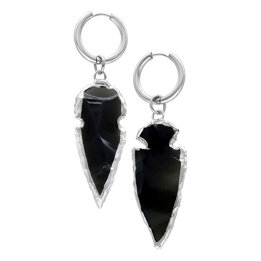 Due orecchini color argento con pendente color obsidian su sfondo bianco