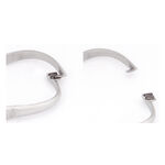 Strumento per piercing in argento in acciaio inossidabile su sfondo bianco