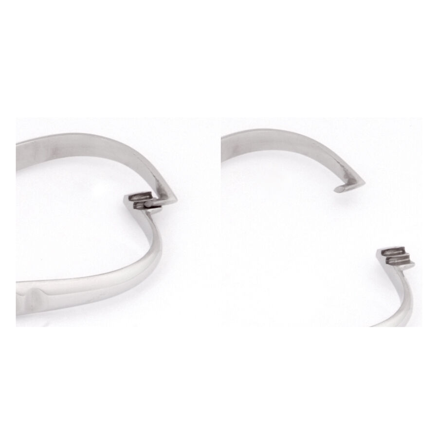Strumento per piercing in argento in acciaio inossidabile su sfondo bianco