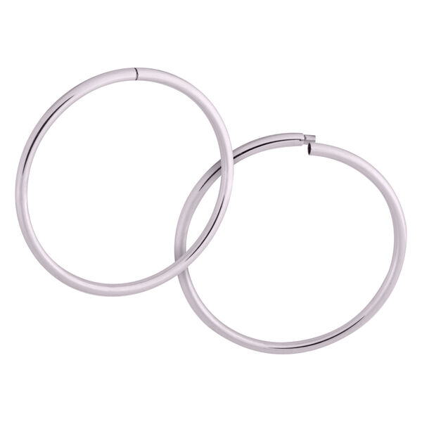 Par de aros de plata de acero quirúrgico sobre fondo blanco