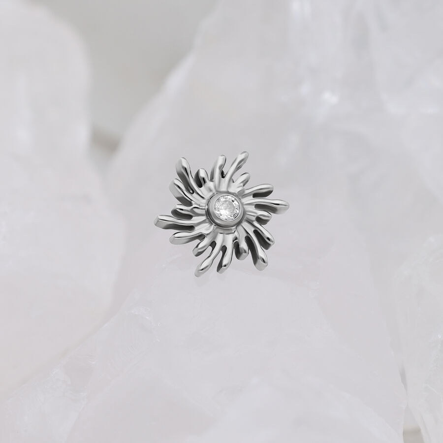 Argento Sunburst con pietra cristallina su sfondo bianco