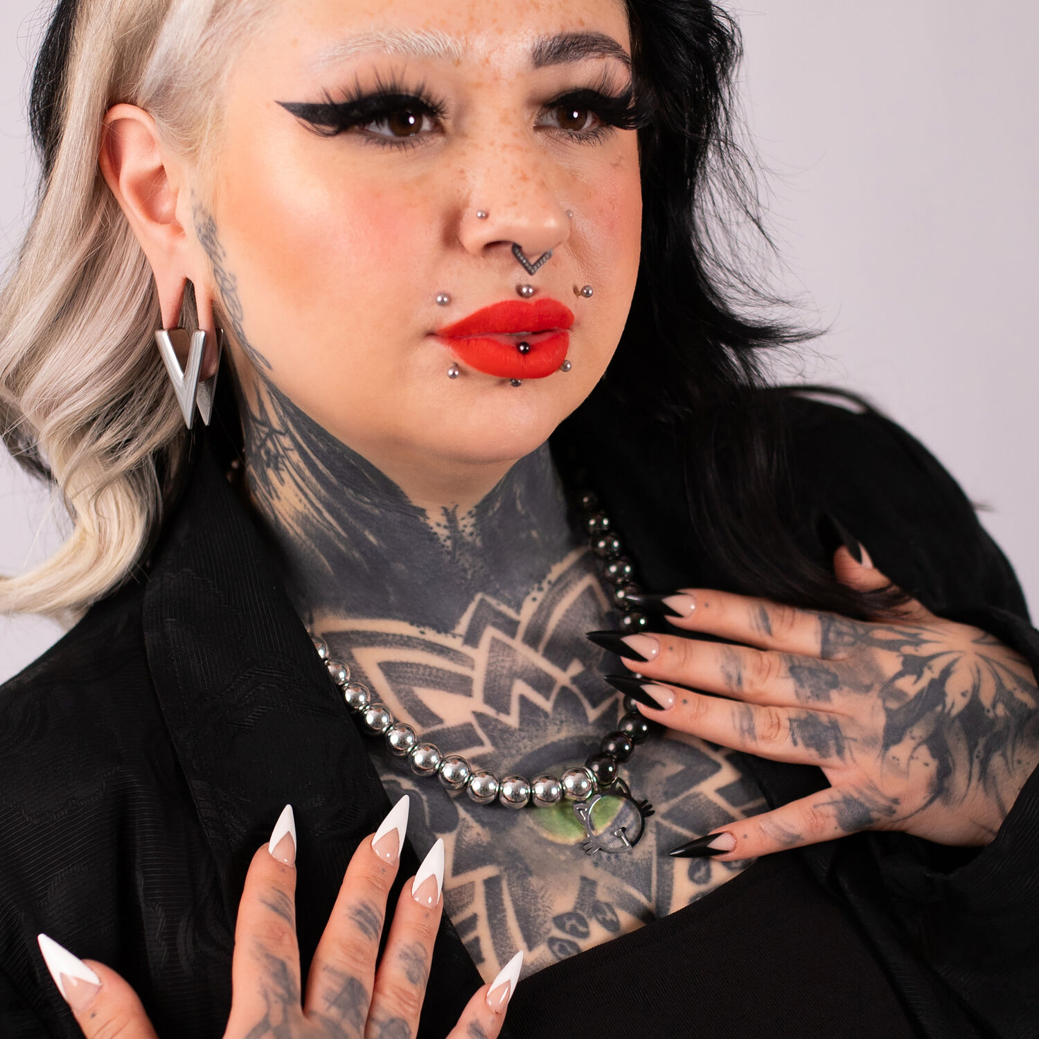 Silber Schwarz Katzen Blasen Halskette von Verena Frau mit Tattoos trägt Silber Schwarz Katzen Blasen Halskette und Piercings, schwarzer Hintergrund