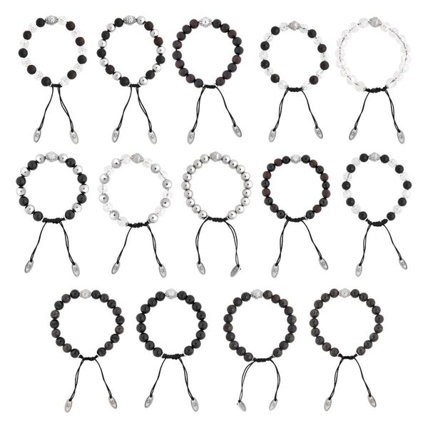 Set de 15 pulseras con cuentas en negro, blanco y marrón sobre fondo blanco