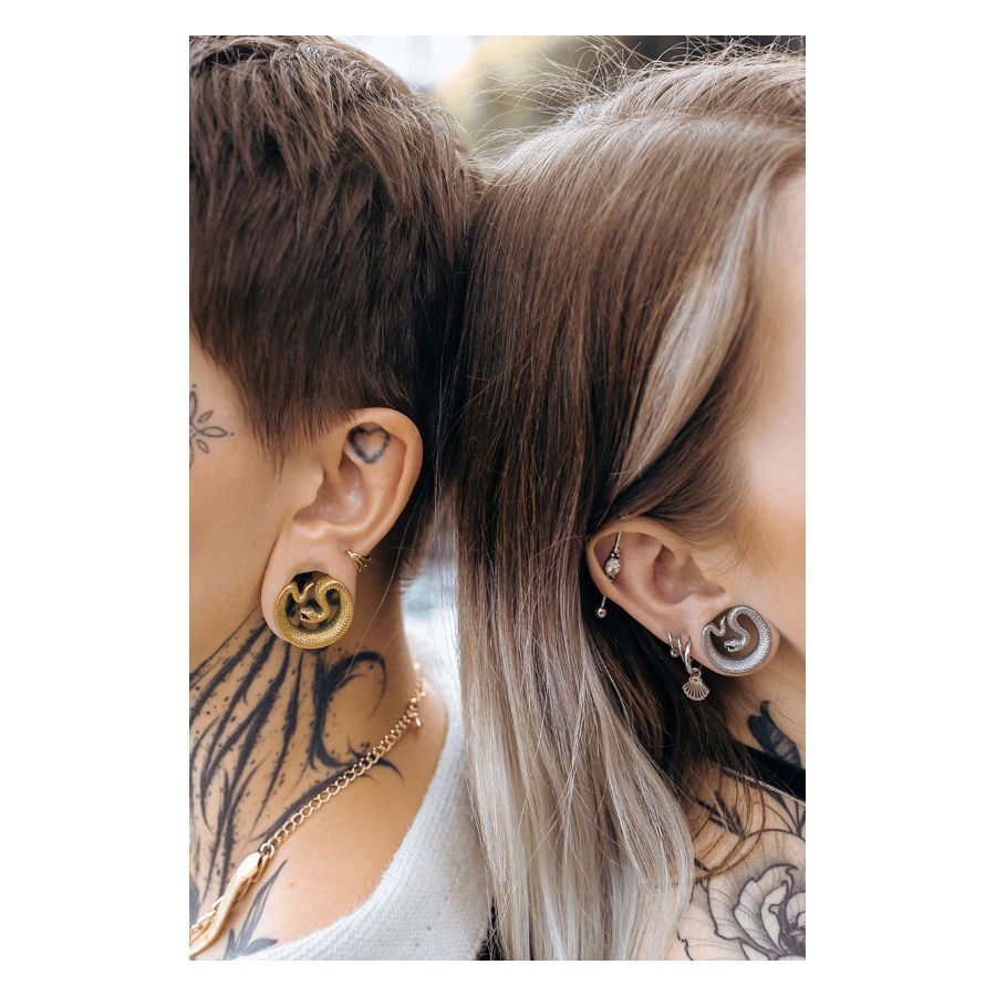 Coppia con Ear Saddles in oro e argento in acciaio chirurgico nell'orecchio