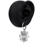 Orecchini Flower in argento su modello d'orecchio nero su sfondo bianco