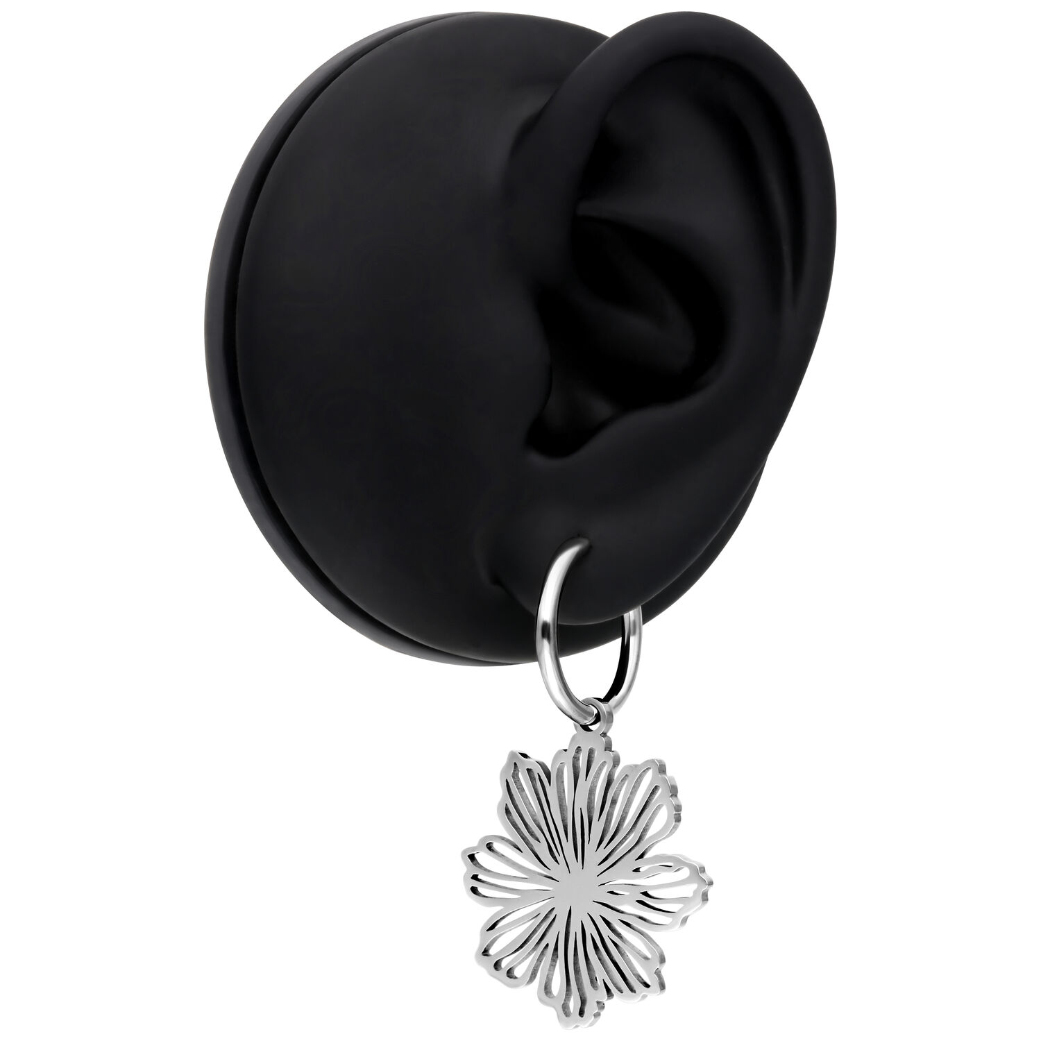 Elegante Flower Hoops in Silber Silberne Flower Ohrringe an schwarzem Ohrmodell auf weißem Hintergrund