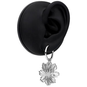 Elegante Flower Hoops in Silber Silberne Flower Ohrringe an schwarzem Ohrmodell auf weißem Hintergrund