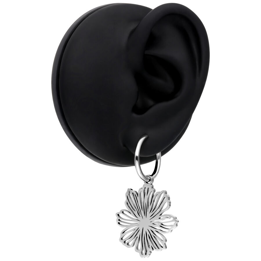 Orecchini Flower in argento su modello d'orecchio nero su sfondo bianco