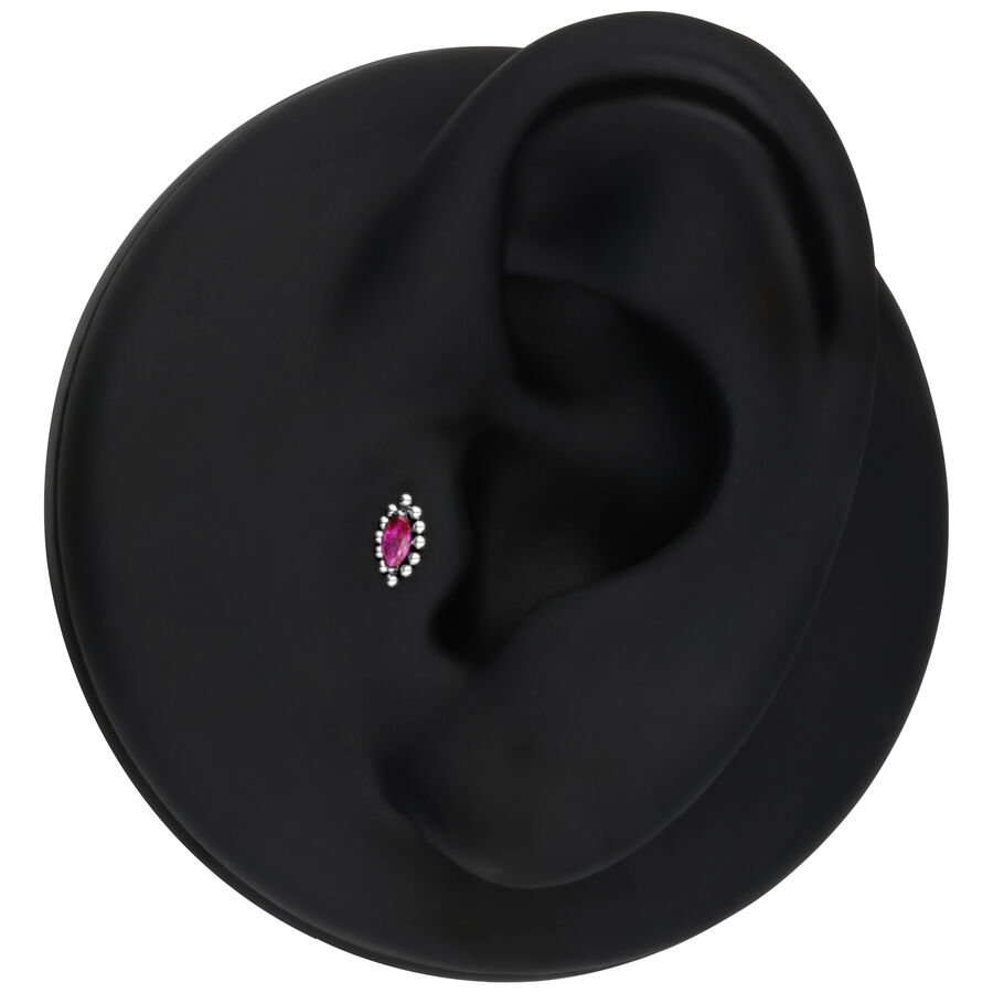 Modelo de oreja negra con ajuste Push de plata y cristal rojo