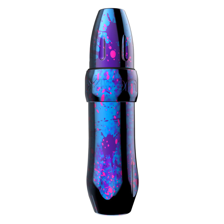 Máquina de tatuar en rosa, azul y lila con carcasa de aluminio sobre fondo blanco