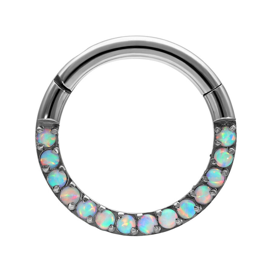 Clicker de plata con piedras de ópalo blanco sobre fondo blanco