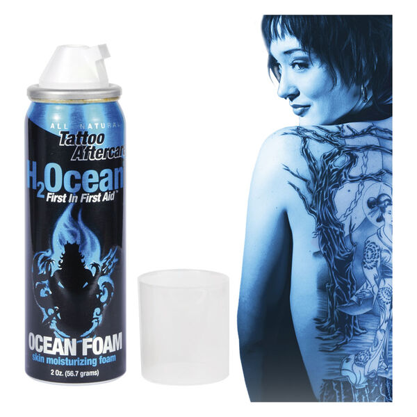 Schiuma blu H2Ocean per la cura del tatuaggio accanto a una persona tatuata