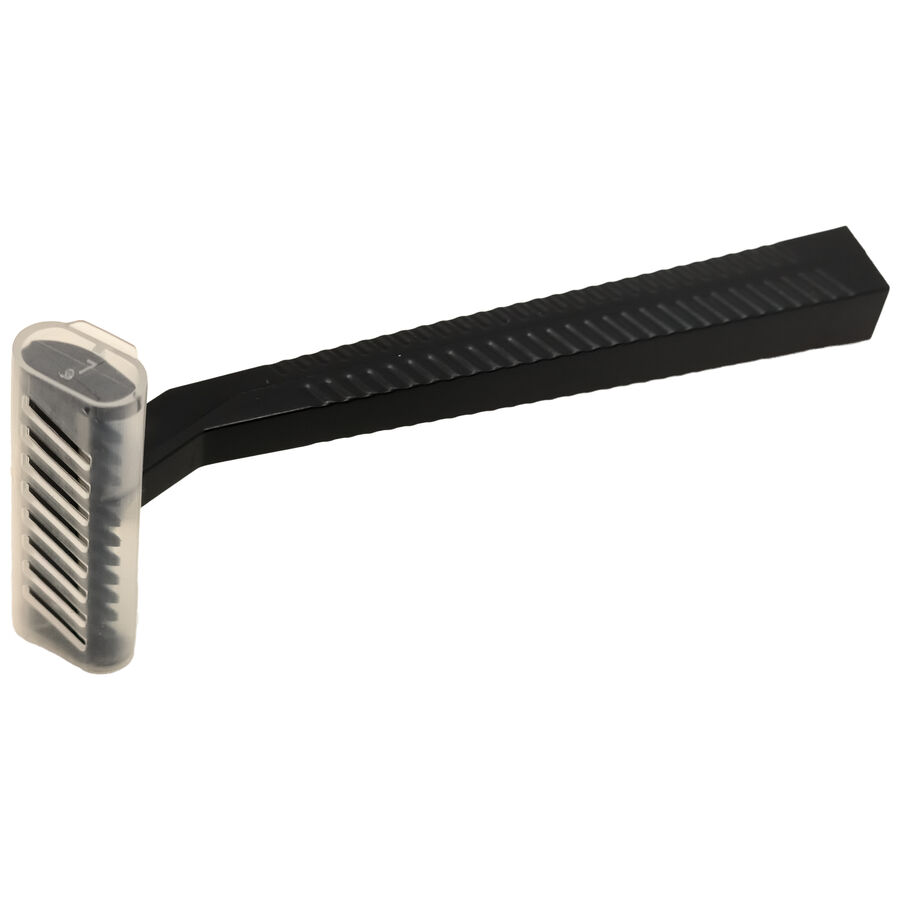 Rasurador desechable negro con tapa protectora sobre fondo blanco