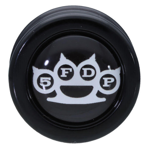 Plug redondo negro con diseño de nudillos de latón 5FDP en blanco