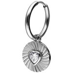 Orecchino a cerchio in argento con ciondolo a cuore di cristallo su sfondo bianco