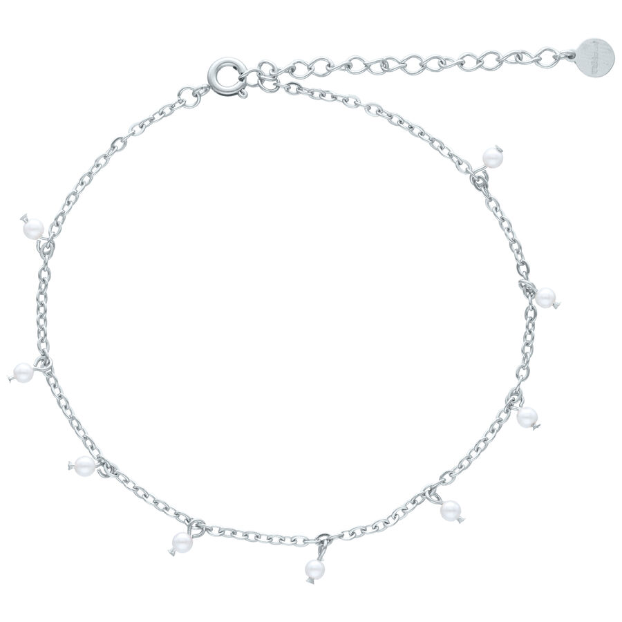 Pulsera de tobillo plateada con perlas blancas sobre fondo blanco