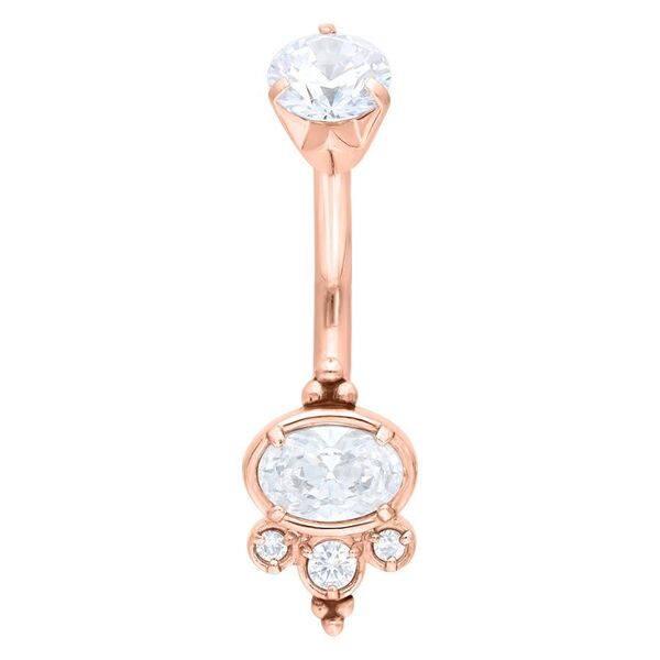 Roségoldenes Bauchnabelpiercing mit klaren Kristallen auf weißem Hintergrund