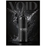 Schwarze Void Tattoo Ink Flasche auf spritzendem Hintergrund