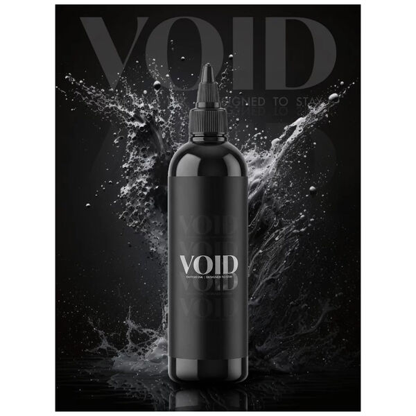 Flacone nero di Void Tattoo Ink su sfondo spruzzato
