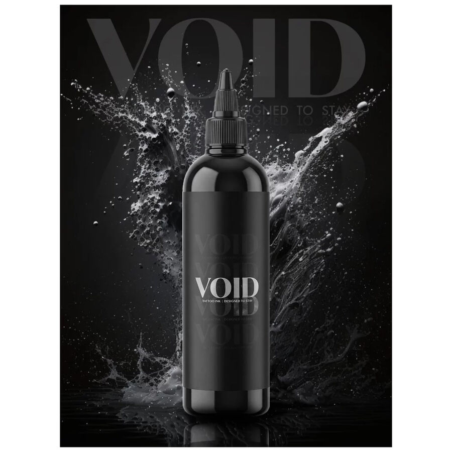 Schwarze Void Tattoo Ink Flasche auf spritzendem Hintergrund