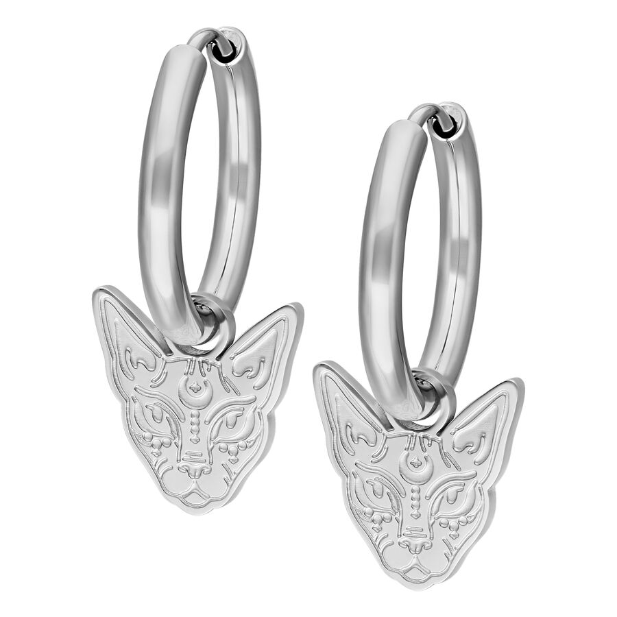 Due cerchi in argento con motivo Sphynx su sfondo bianco