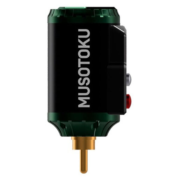 Vihreä Rover R-1 RCA akku mustalla Musotoku-logolla valkoisella taustalla