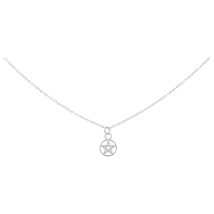 Collana in argento con ciondolo a pentagramma su sfondo bianco
