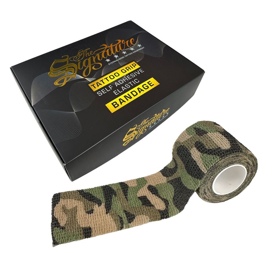 Camouflage-ote-side rulla mustan pakkauksen vieressä, jossa on keltaista tekstiä