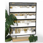 Display nero per orecchini con diversi Little Hoops dorati su base in legno