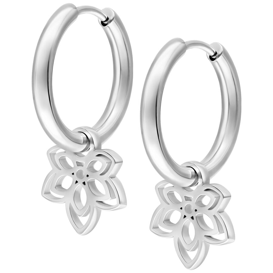 Aros de plata con colgante de flor sobre fondo blanco