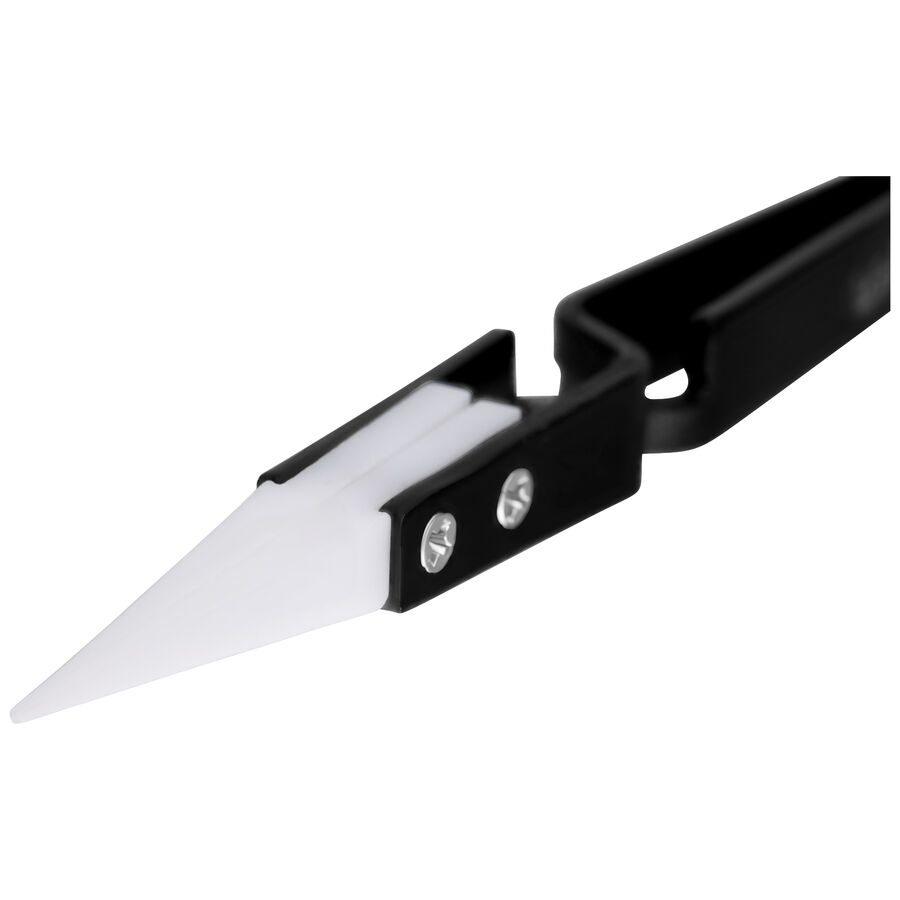 Pinza nera per gioielli con punta in ceramica bianca su sfondo bianco