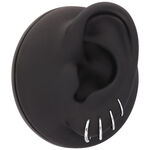 Modelo de oreja negra con tres anillos articulados plateados, posicionados lateralmente