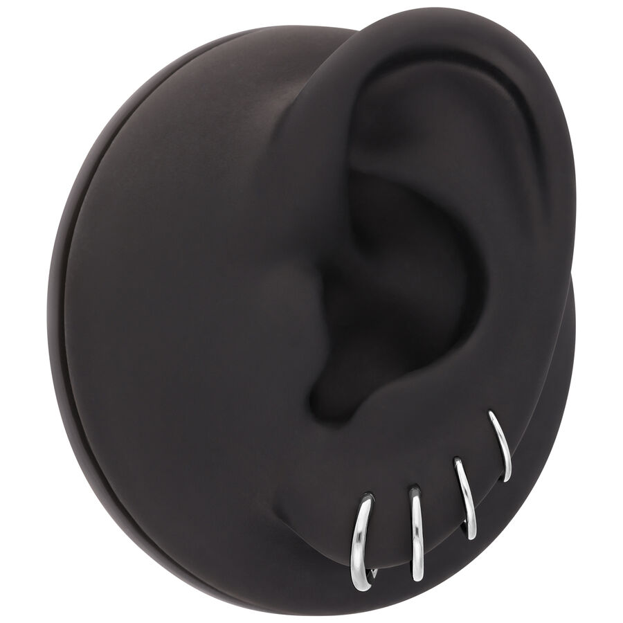 Modelo de oreja negra con tres anillos articulados plateados, posicionados lateralmente