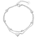 Bracciale a doppio filo in argento con ciondolo a cuore e perline su sfondo bianco