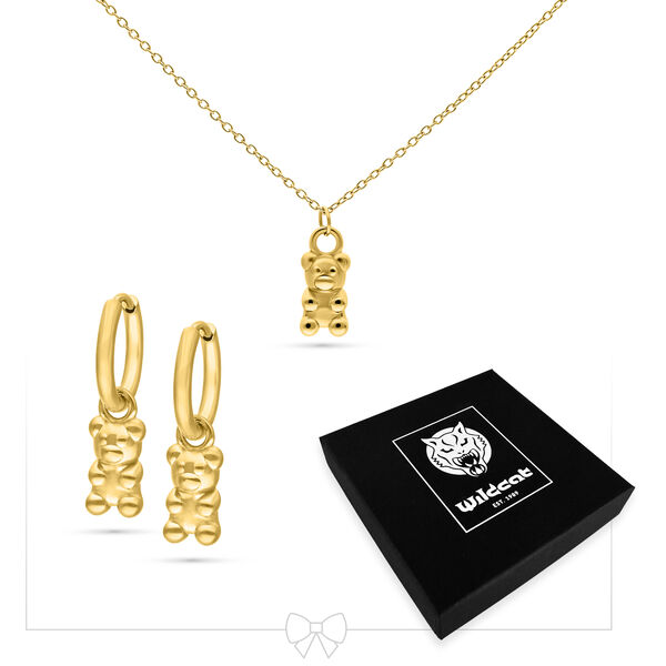 Collar y pendientes dorados con colgantes de osito de goma sobre fondo blanco