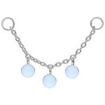 Silberne Piercingkette mit drei synthetischen Opal-Steinen auf weißem Hintergrund