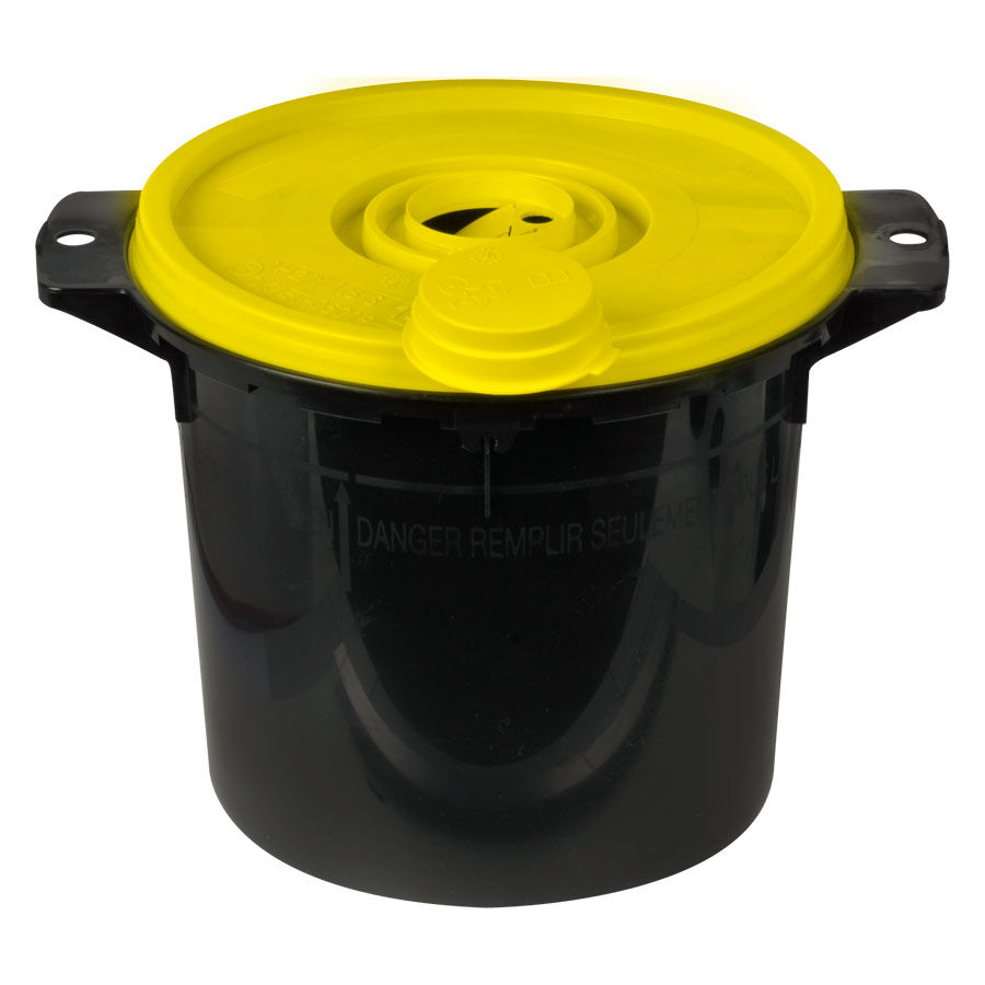 Cassaforte nera con coperchio giallo su sfondo bianco