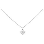 Collana d'argento con ciondolo a cuore su sfondo bianco