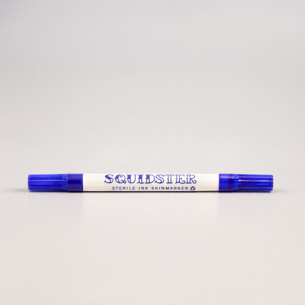 Marker per tatuaggi blu a doppia punta su sfondo chiaro