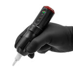 Macchinetta per tatuaggi FK Irons ONE nera con batteria Drop In, tenuta in mano
