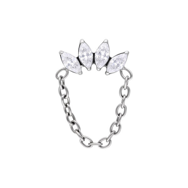Accessorio piercing argento a forma di corona con cristalli chiari e catena su sfondo bianco