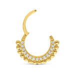 Anello da piercing dorato con piccole sfere e cristalli chiari su sfondo bianco