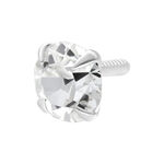 Hopeinen lävistyslisäosa kristallinkirkkaalla kivellä valkoisella taustalla