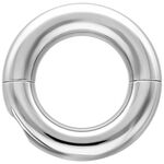 Silberner Ring aus Chirurgenstahl 316L auf weißem Hintergrund