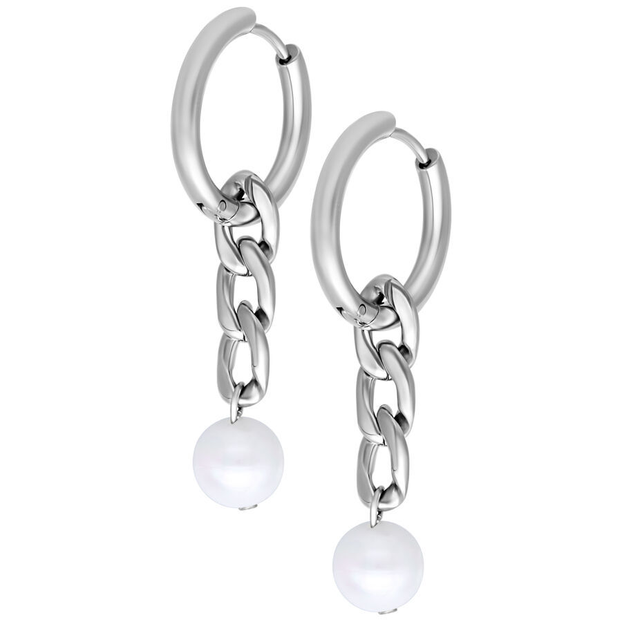 Orecchini argento con pendenti di perle su sfondo bianco