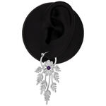 Silberne Creolen mit floralem Design und Amethyst auf schwarzem Hintergrund