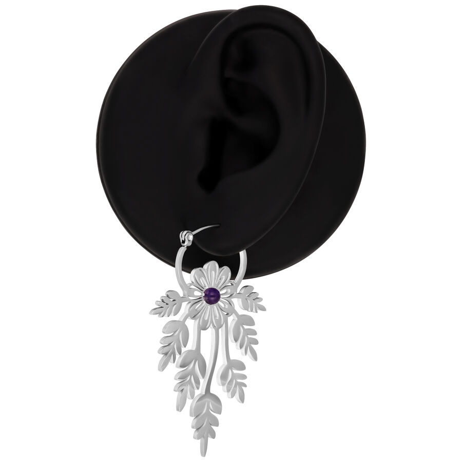 Silberne Creolen mit floralem Design und Amethyst auf schwarzem Hintergrund